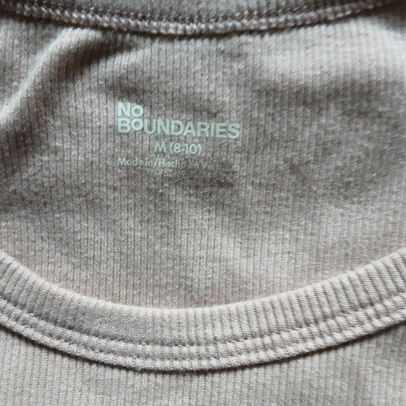 Shorts & TOPS - Picture 3 of 9